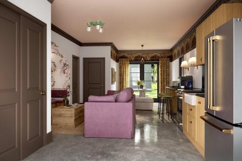 Pied A Terre - Bunk House Villa at Petite Acres في نيو بافالو: غرفة معيشة مع أريكة أرجوانية ومطبخ