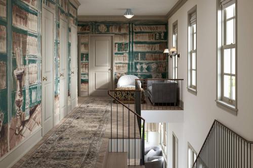 einen Flur mit grünen und weißen Wänden und einer Treppe in der Unterkunft Maison Foxglove - Petite Acres Chateau in New Buffalo