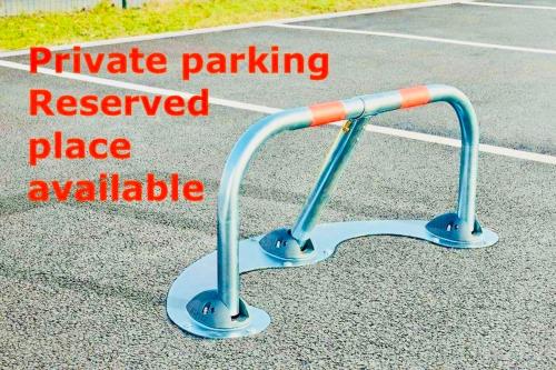 クルドサックにあるExcellence Suites Orient Beach Oceanview King-Size Beach Pool Parkingの駐車場の真ん中にある自転車ラック