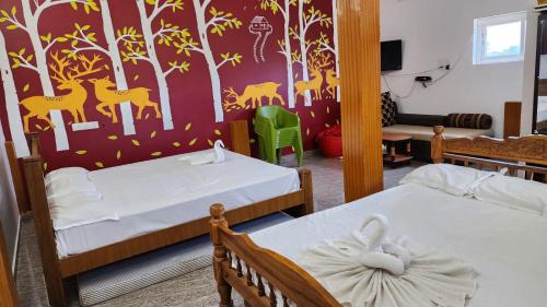 Postel nebo postele na pokoji v ubytování Happy Mates Forest Retreat - TIE