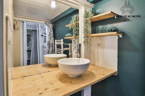een badkamer met twee kommen op een houten aanrecht bij Vivez dans cet ancien semaphore avec vue mer in Les Sables-dʼOlonne