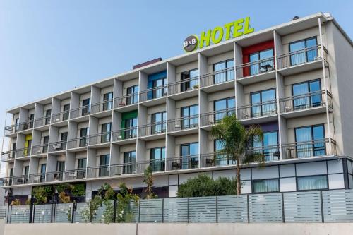 un edificio de hotel con un cartel de hotel en B&B Hotel Savona, en Savona