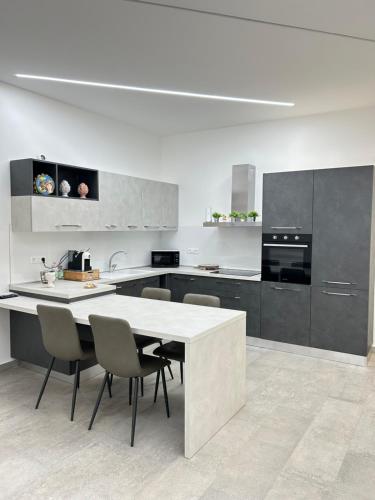 Η κουζίνα ή μικρή κουζίνα στο Mongibello Apartment