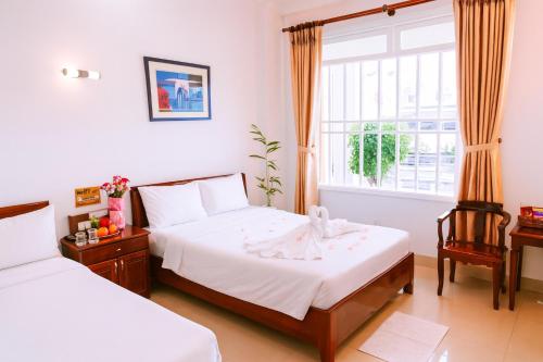 Un pat sau paturi într-o cameră la An Phu Hotel Nha Trang