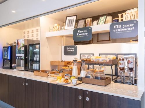 San Giorgio Di MantovaにあるB&B HOTEL Mantovaの食品を展示したベーカリーカウンター