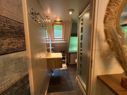 un baño con lavabo y espejo en Sequoia Duo 2 chalets voisins, familles,amis,détente, en Durbuy