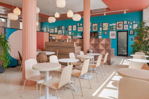 ein Restaurant mit weißen Tischen und weißen Stühlen in der Unterkunft B&B Hotel Treviso in Treviso