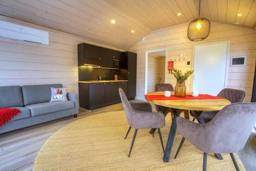 una sala de estar con una mesa y un sofá en Palojärven Lomakeskus, en Sonka