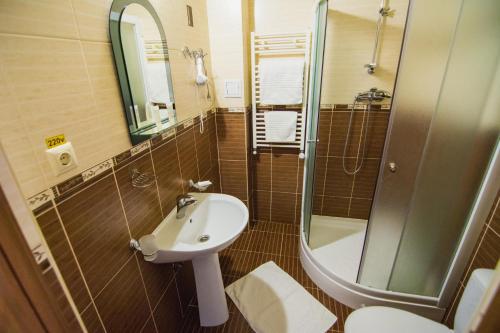 A bathroom at Lileya Hotel