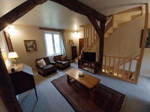 WanlinFermette Ardennaise typique的客厅的俯视图，配有沙发和桌子