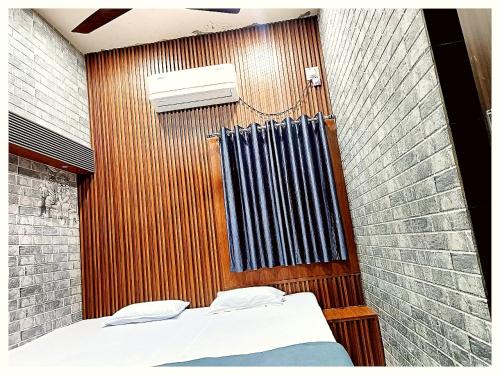 Postel nebo postele na pokoji v ubytování Hotel PVR inn Bhubaneswar- Near railway station with Premium facility#Top Rated Hotel Inn Bhubaneswar
