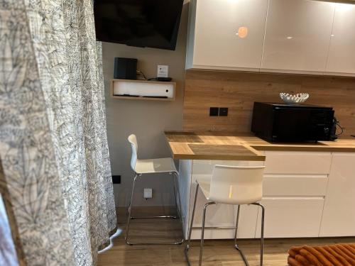 A kitchen or kitchenette at Studio orcadia piscine climatisation parking wifi