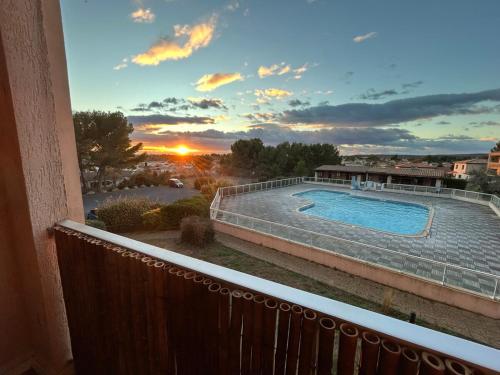 The swimming pool at or close to Studio orcadia piscine climatisation parking wifi