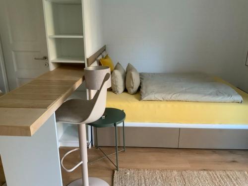 een kleine slaapkamer met een bed en een bureau bij Apartment mit Garten - Garden view in Kleinmachnow