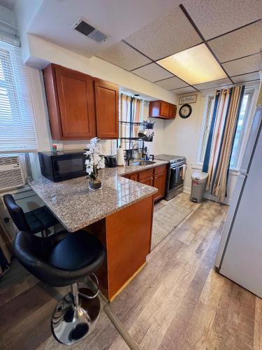 een keuken met een aanrecht en een bar. bij Natvy Alpha Suite - 3 Bedroom in Munhall