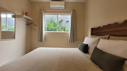 una camera da letto con un letto grande e una finestra di ROCCA Villa Boutique a Lençóis