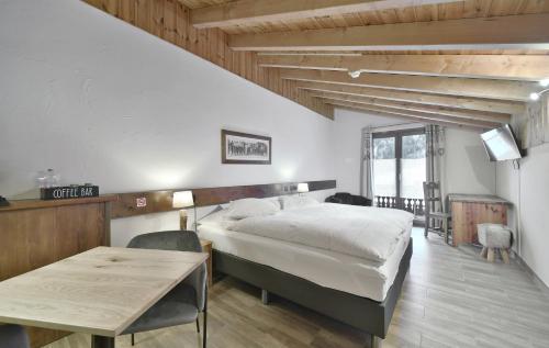 Una cama o camas en una habitación de Le Chamois