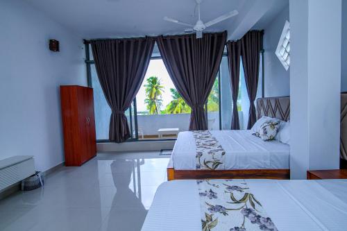 Un pat sau paturi într-o cameră la Harbour View Resort & Apartment