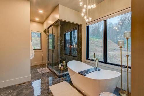 班纳埃尔克Maynard V at Elk Creek的带浴缸和淋浴的大浴室