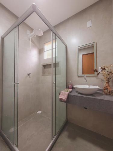 un bagno con doccia in vetro e lavandino di ROCCA Villa Boutique a Lençóis