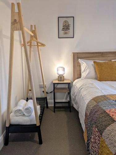 Una cama o camas en una habitación de Trim private rooms