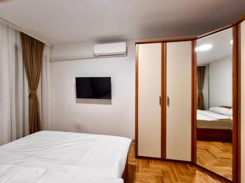 ペヤにあるEden Hostel Pejaのベッドとガラスの引き戸のある寝室