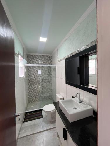 Phòng tắm tại Casa perto da praia a 5 minutos