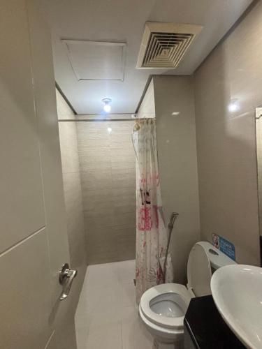 Ванная комната в Stay-cation 150Newport Boulevard Southwing