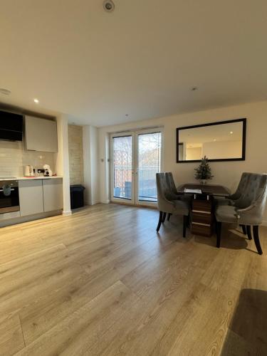 een grote woonkamer met een tafel en stoelen bij KM Granton Apartment in Edinburgh