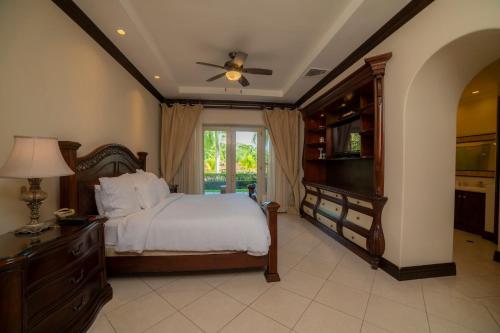 Un pat sau paturi într-o cameră la Bella Vista 3F- 3 bdr 3 1 and a half Bath Family