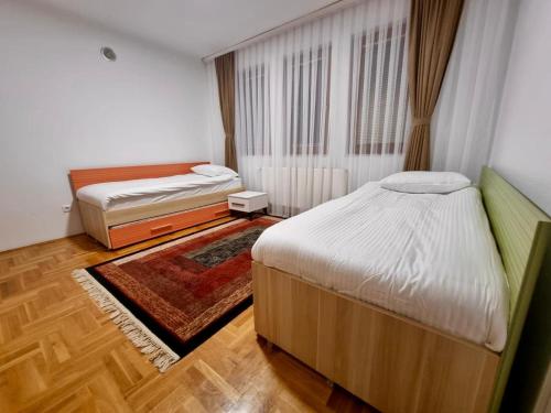 ペヤにあるEden Hostel Pejaの小さなベッドルーム(ベッド2台、窓付)