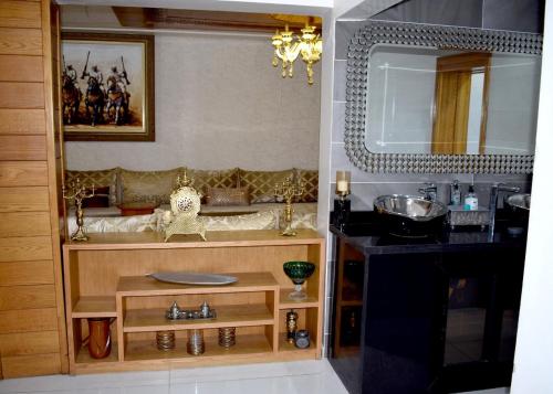 un baño con lavabo y espejo en Villa Lalla Laroussa, en Kenitra