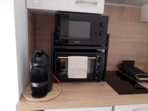 a room with a computer and a tv on a stand at ANTIQUA ROMA - via temporis CXIV in Alénya