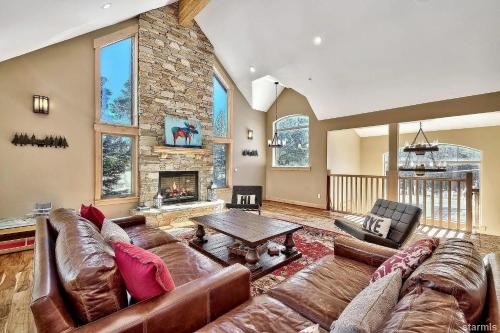 ein großes Wohnzimmer mit Sofa und Kamin in der Unterkunft 539 Wintoon Drive home in Mevers