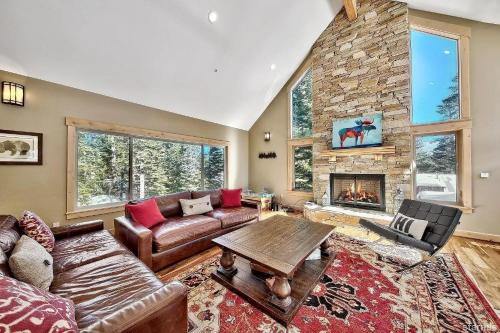 ein Wohnzimmer mit Couch und Kamin in der Unterkunft 539 Wintoon Drive home in Mevers