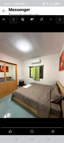 Un dormitorio con una cama grande y una ventana. en Baan WangNaKha, en Koh Samui