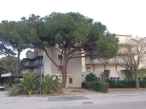 Το κτήριο όπου στεγάζεται  το διαμέρισμα