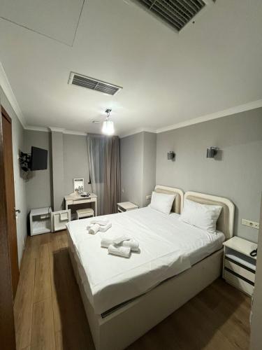 Rúm í herbergi á Hotel Royal Harmony