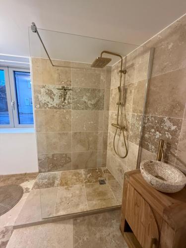 Ένα μπάνιο στο Renovated Alsatian house Maison Théless