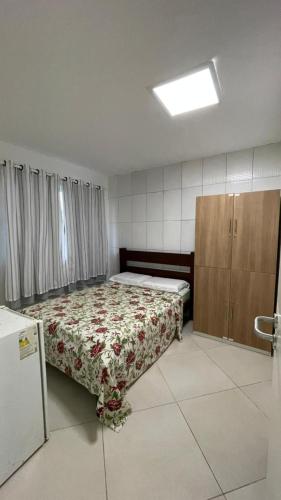 阿雷贝贝14 Bis Hospedagem的一间卧室配有一张床和一个橱柜