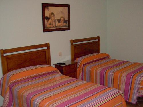 two beds sitting next to each other in a room at Villa de La Yunta in La Yunta