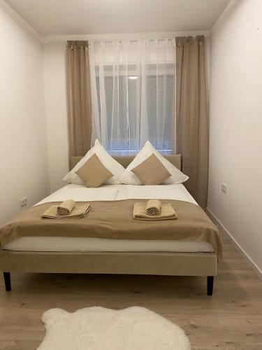 En eller flere senge i et værelse på Modernes Apartment in der Nähe zum Casino