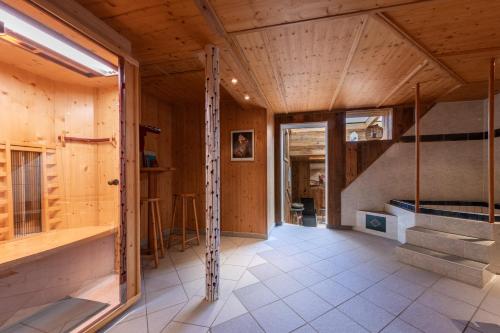 ein im Bau befindliches Haus mit Holzwänden und einer Treppe in der Unterkunft Gästehaus Hartweger in Haus im Ennstal