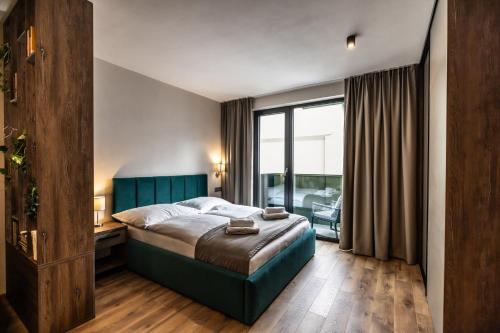 Un pat sau paturi într-o cameră la G&T Square Apartments