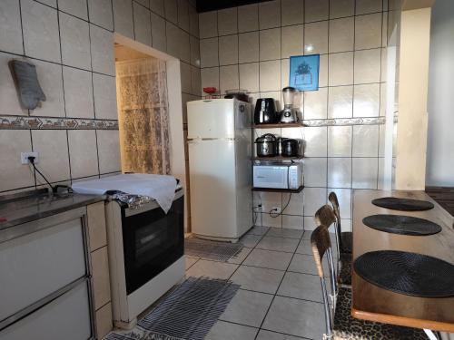 圣塞巴斯蒂安Sobrado em São Sebastião的厨房里有一台冰箱，还有一只猫。