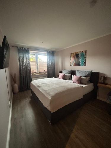 Ένα ή περισσότερα κρεβάτια σε δωμάτιο στο Ferienwohnungen mit Feldblick