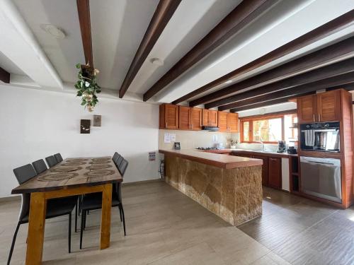莱瓦镇Casa ONCE ONCE的一个带木桌和柜台的大厨房