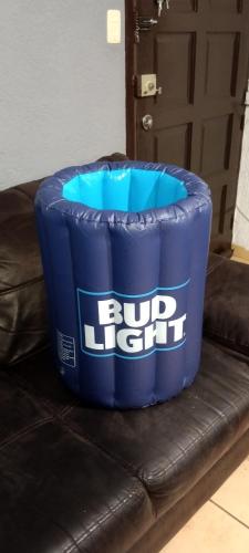 a blue bucket sitting on top of a couch at Cuarto 1 in Cuautitlán Izcalli