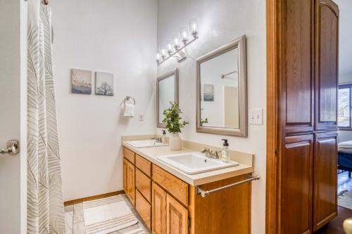 NetartsCasa Three Capes的浴室里有洗手池和镜子