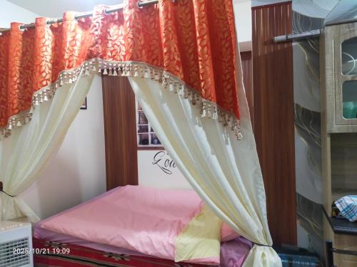 En eller flere senge i et værelse på JC Palace Residence